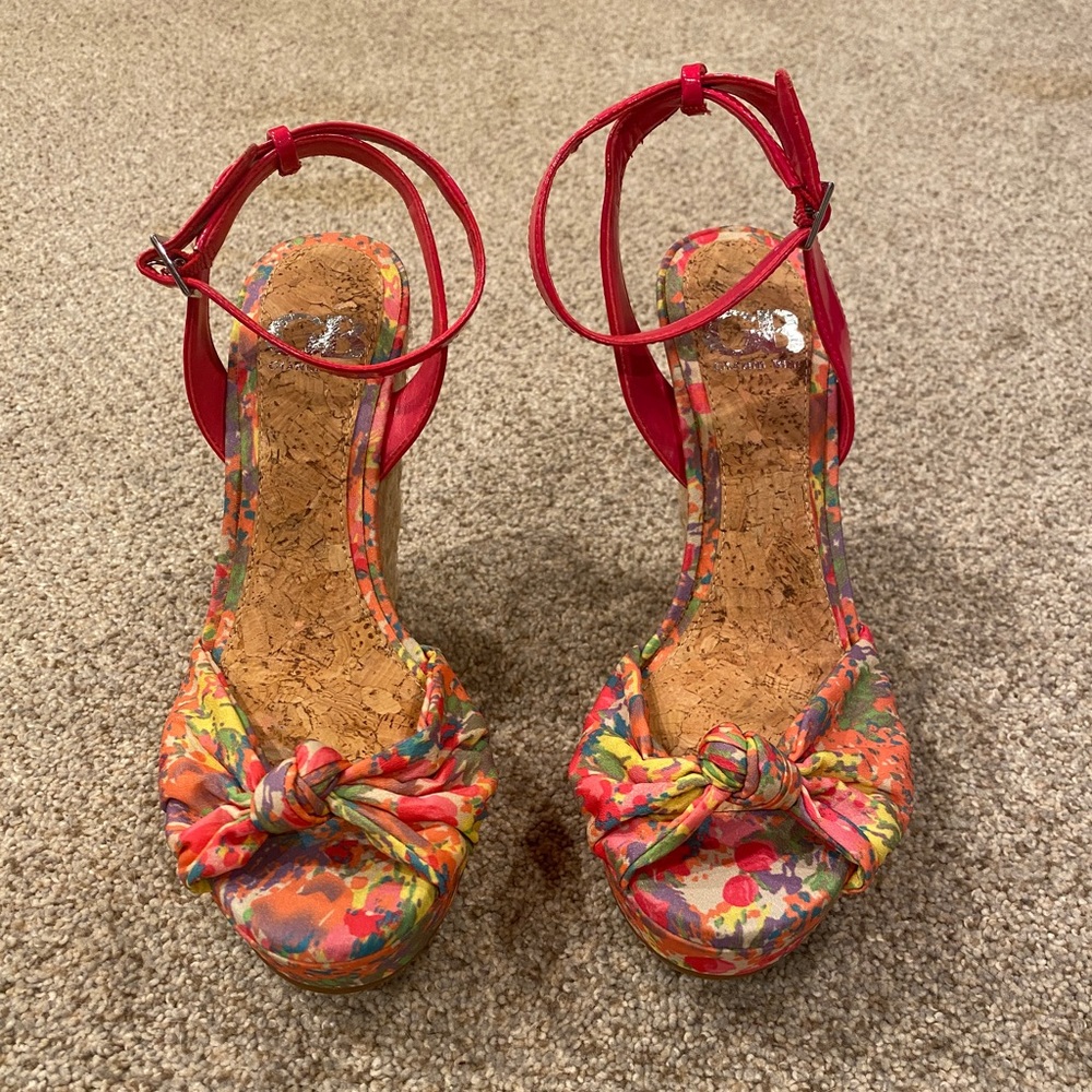 Women’s size 6 Gianni Bini pink floral wedge